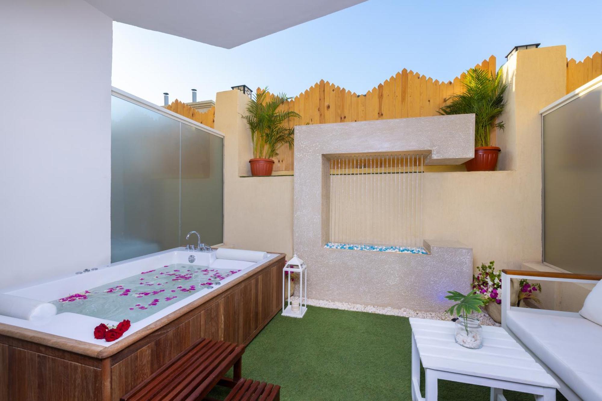 Suite with Hot Tub,1679578591:JPEG